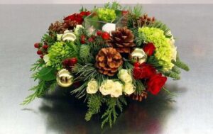 Композиция новогодняя из шишек и ягод